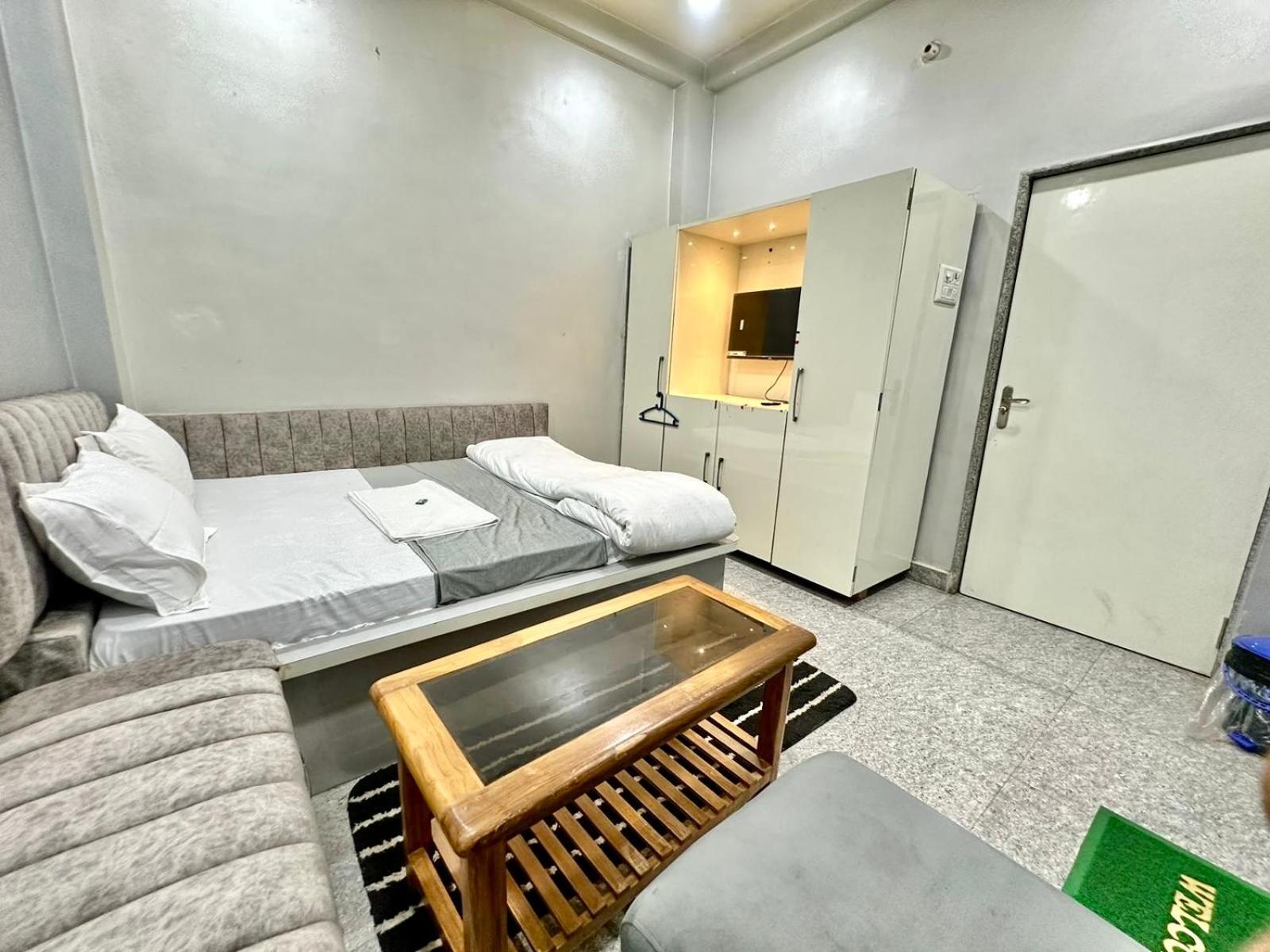 Prakash ! ! Fully-air-conditioned At Prime Location With Off Site Parking Availability, Near Kashi Vishwanath Temple, And Ganga Ghat, Newly Constructed And Luxurious - 3 Hotel 4*